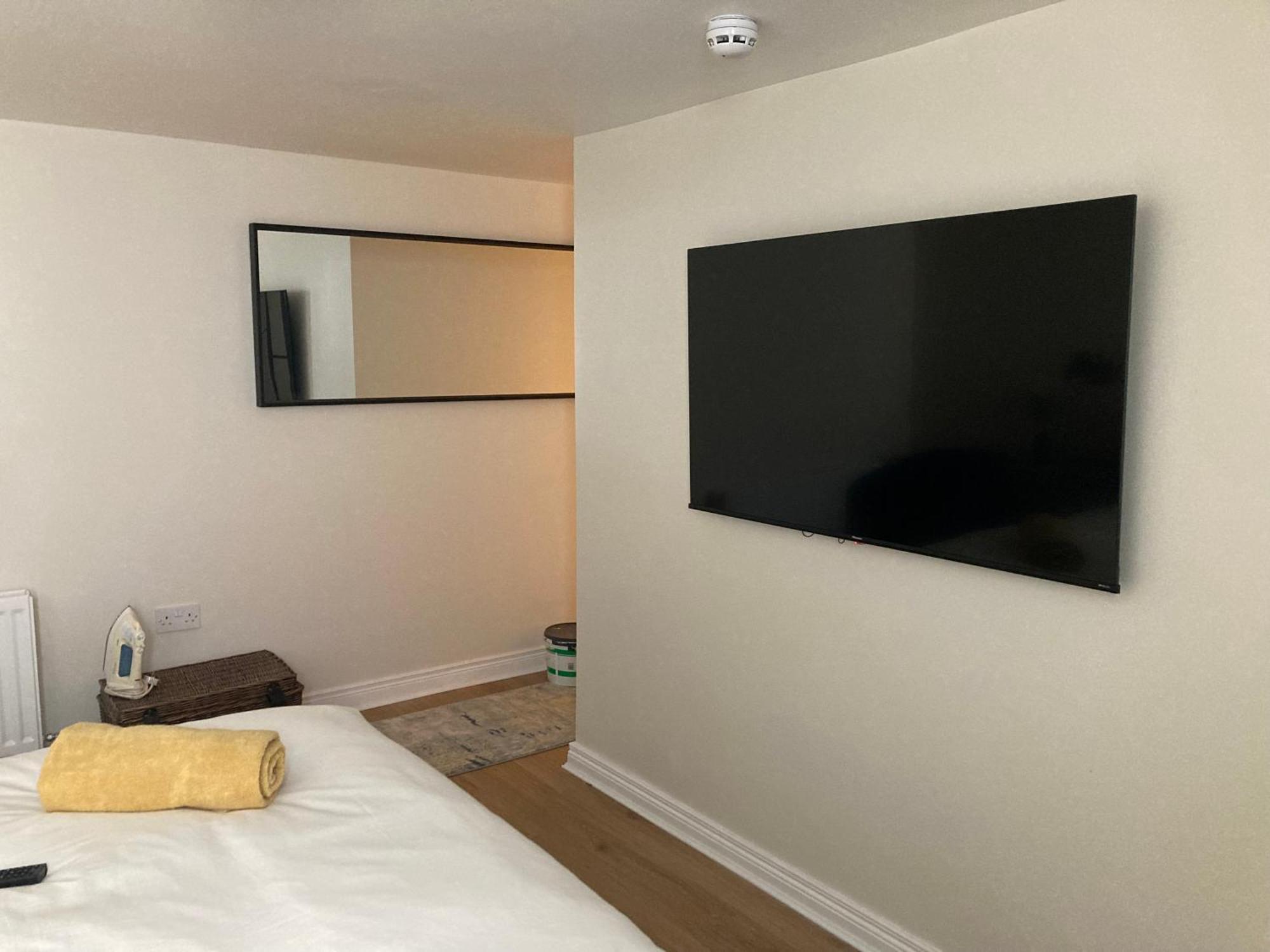 Smart 4K Tvs In All Bedrooms Double Vanity Sink Белфаст Экстерьер фото